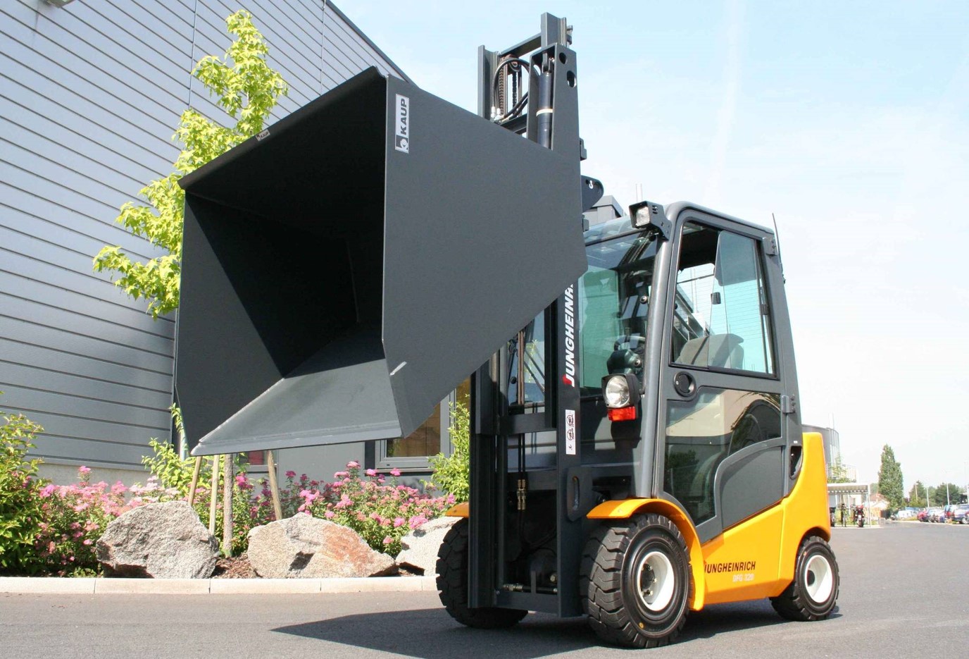 <span>Loading Bucket</span>